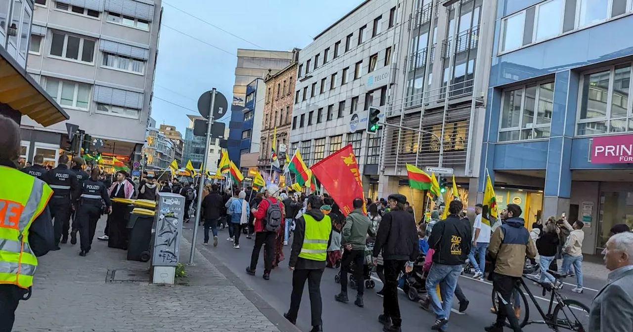 Kurdisches Neujahrsfest Newroz in Saarbrücken: Demonstration mit 450 Teilnehmern