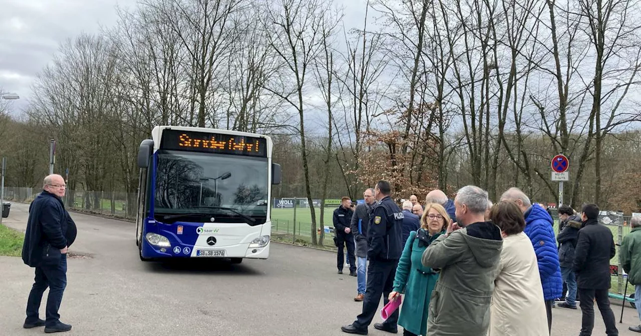 Streit um Schulbusse vor Katharina-Weisgerber-Schule in Gersweiler