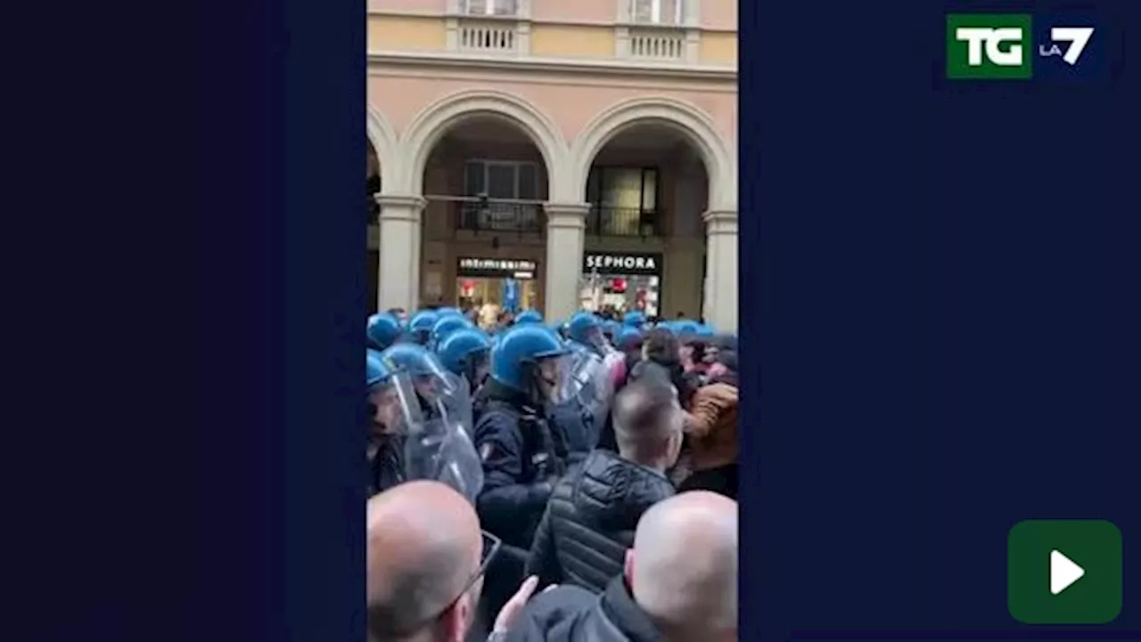 Bologna, scontri tra studenti e polizia in un corteo pro-Palestina