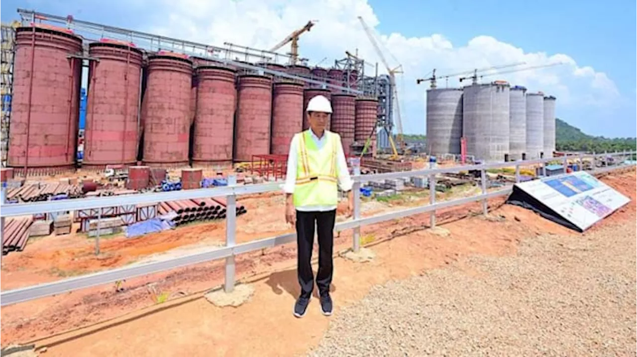 Tinjau Smelter Grade Alumina Refinery di Kalbar, Jokowi: Ini Pekerjaan Besar untuk Hilirisasi