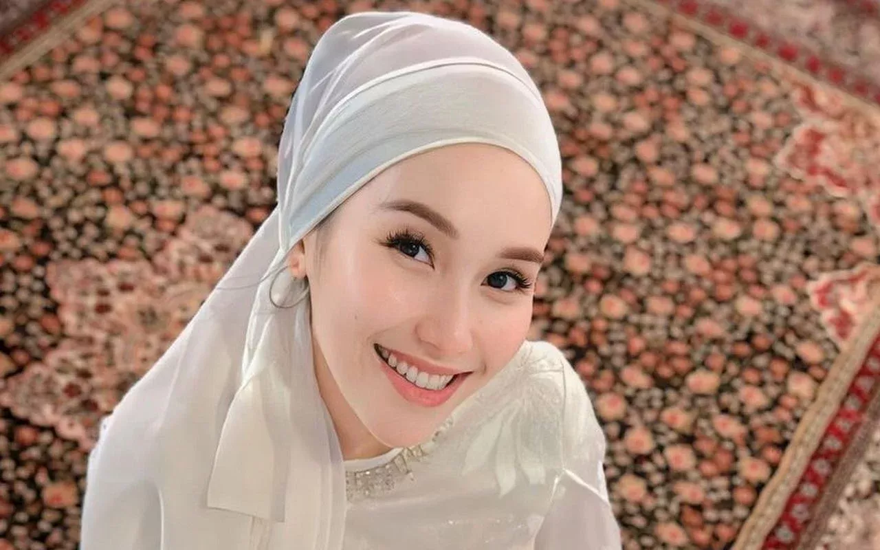 Ayu Ting Ting Curi Salfok Gara-Gara Penampakan Cincin di Jari