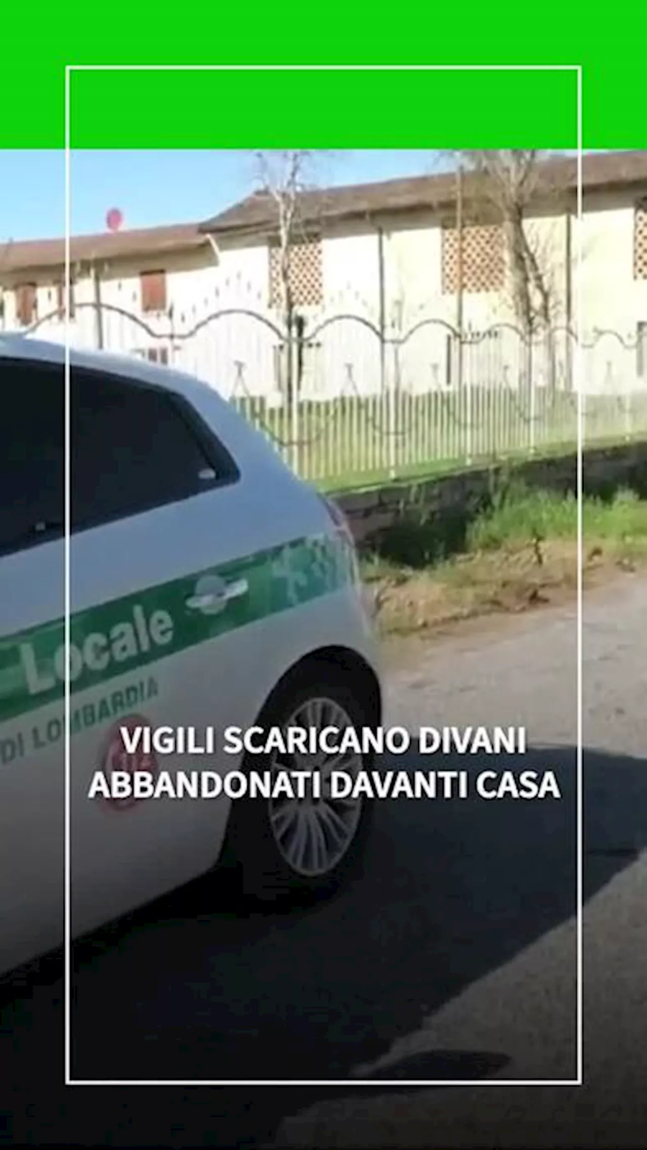 Abbandona due divani, i vigili glieli scaricano davanti casa