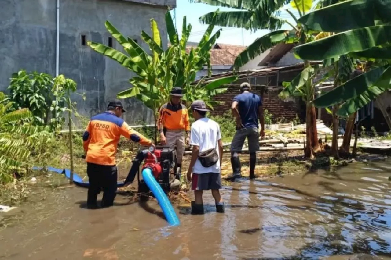 Banjir belum surut, BPBD Probolinggo sedot banjir di Pajarakan Jatim