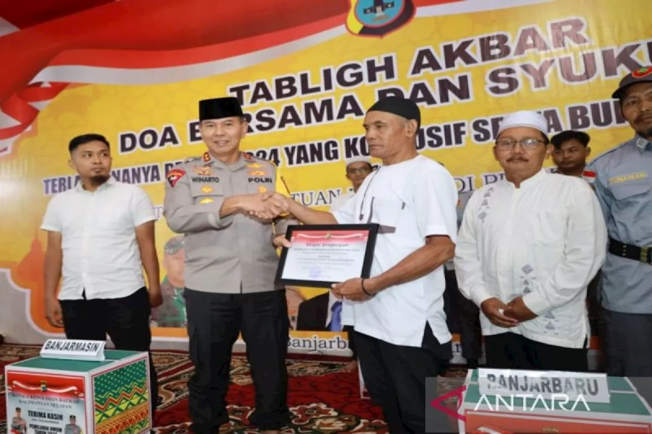 Kapolda Kalsel berikan penghargaan KPPS syukuri tuntasnya pemilu