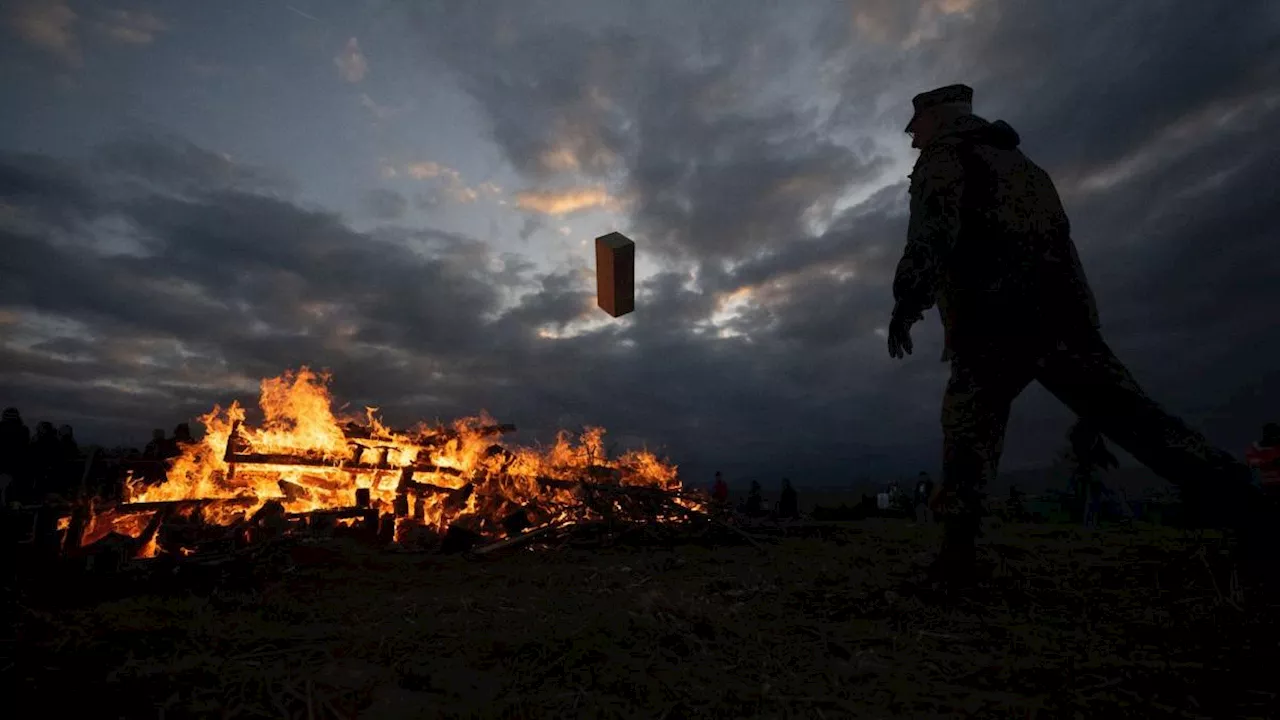 Osterfeuer vor dem Entzünden unbedingt umschichten