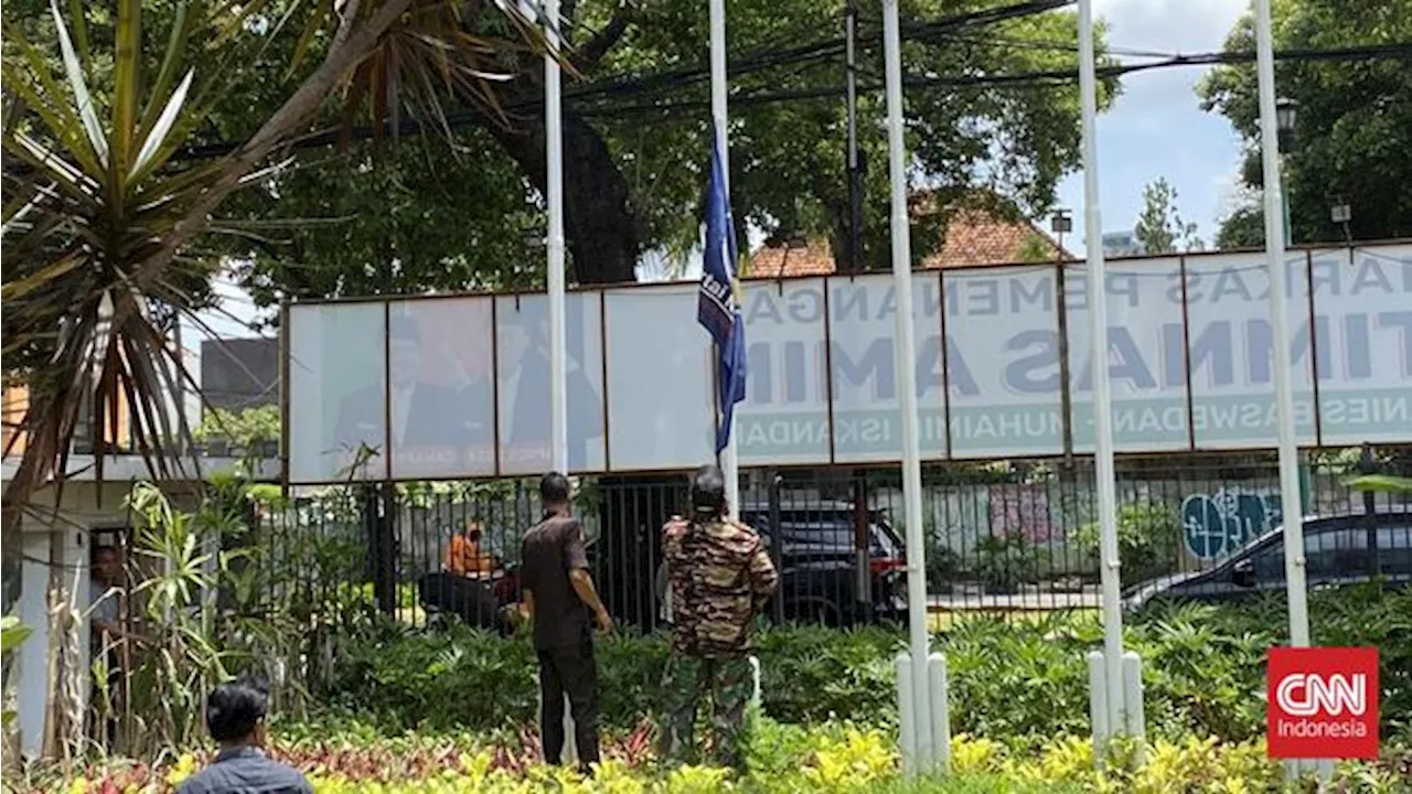 Relawan Turunkan Bendera NasDem di Markas Timnas AMIN