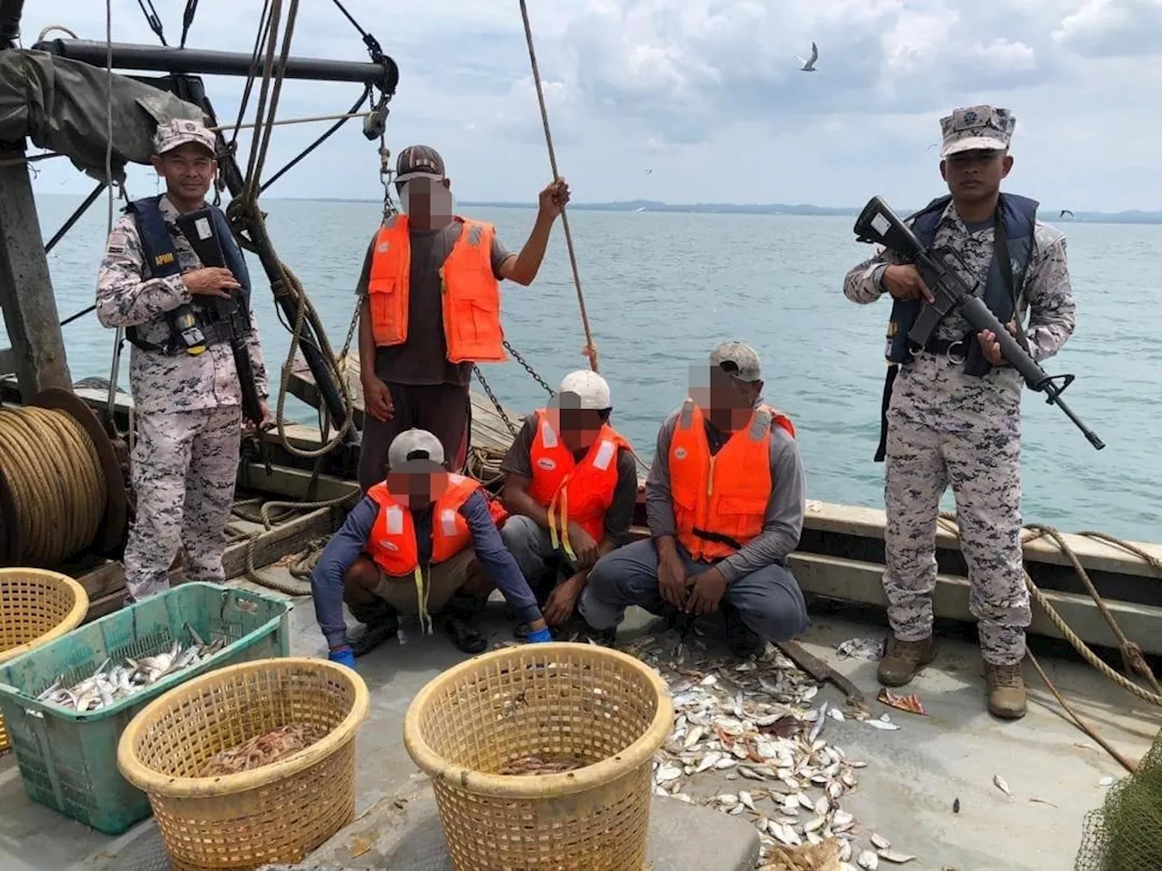 3 bot nelayan ditahan tangkap ikan kurang dua batu nautika dari darat