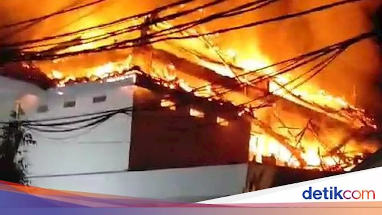 Detik-detik RS Gatoel di Kota Mojokerto Terbakar Hebat