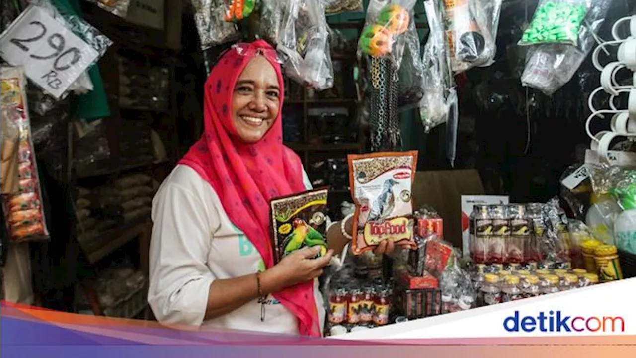 Jual Pakan Burung di Pasar Pramuka, Sri Raup Jutaan Rupiah Sehari