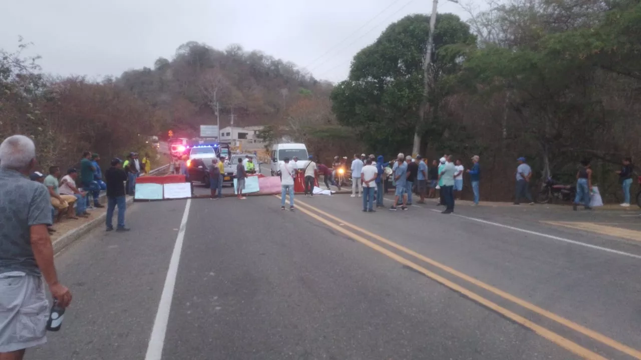 Bloqueo en la Vía al Mar por protesta de habitantes de El Morro