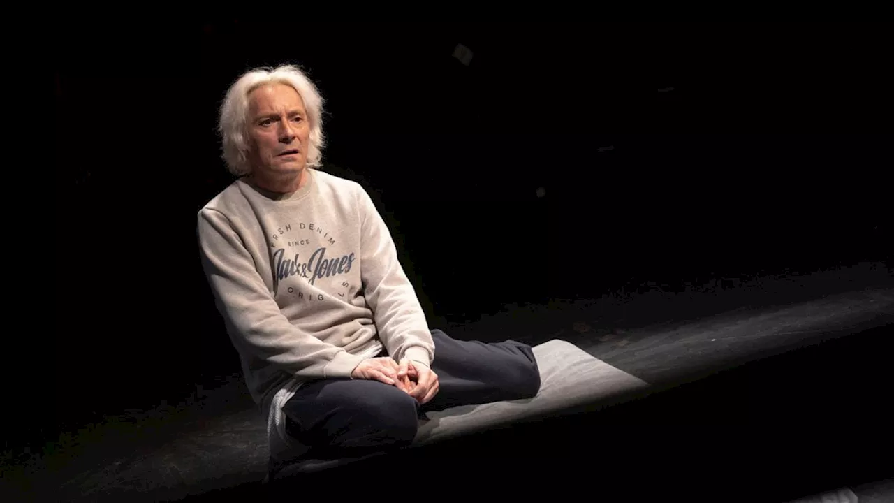 Joan Frank Charansonnet, que encarna a Julian Assange en una obra de teatro en Barcelona: “Si todo acaba bien, me tomaré un café con él”