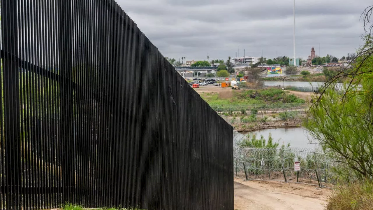 Confusion at US-Mexico border as Texas law on hold