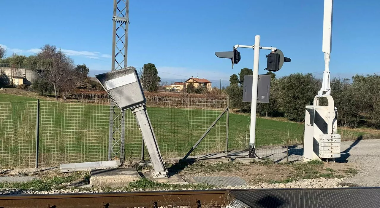 Auto abbatte barriere passaggio a livello: bloccati i treni a Giulianova