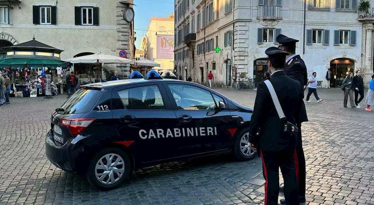 Cameriera molestata nel locale a Campo de' Fiori davanti ai clienti: braccialetto elettronico al collega