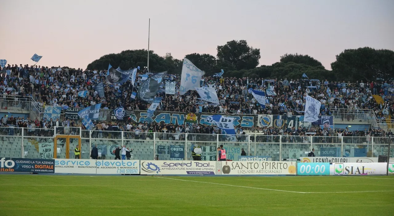 Pescara-Latina, Daspo per cinque tifosi pontini: lanciarono fumogeni in tribuna