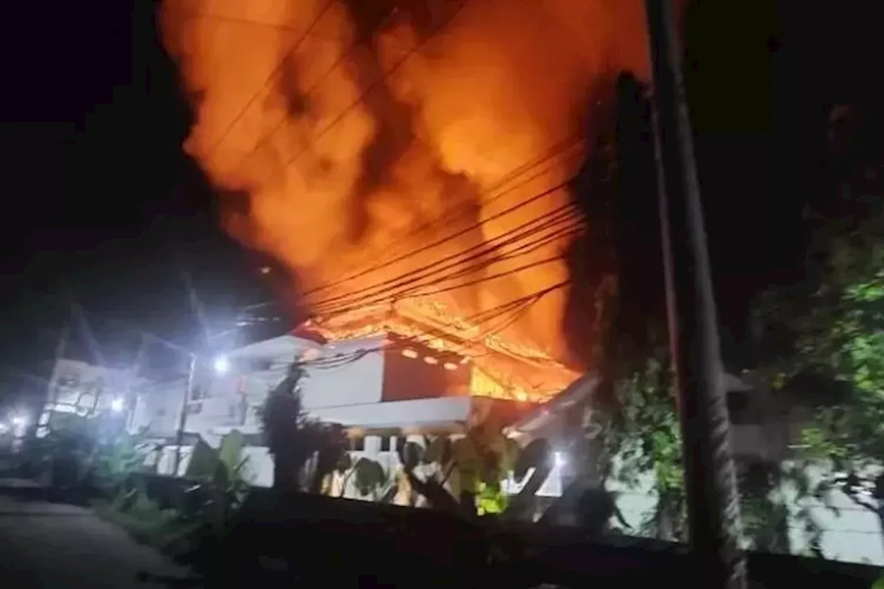 Kebakaran Melanda Rumah Sakit Gatoel Mojokerto Kamis Dinihari, Beberapa Bangunan Lantai Dua Ludes Dilalap Api