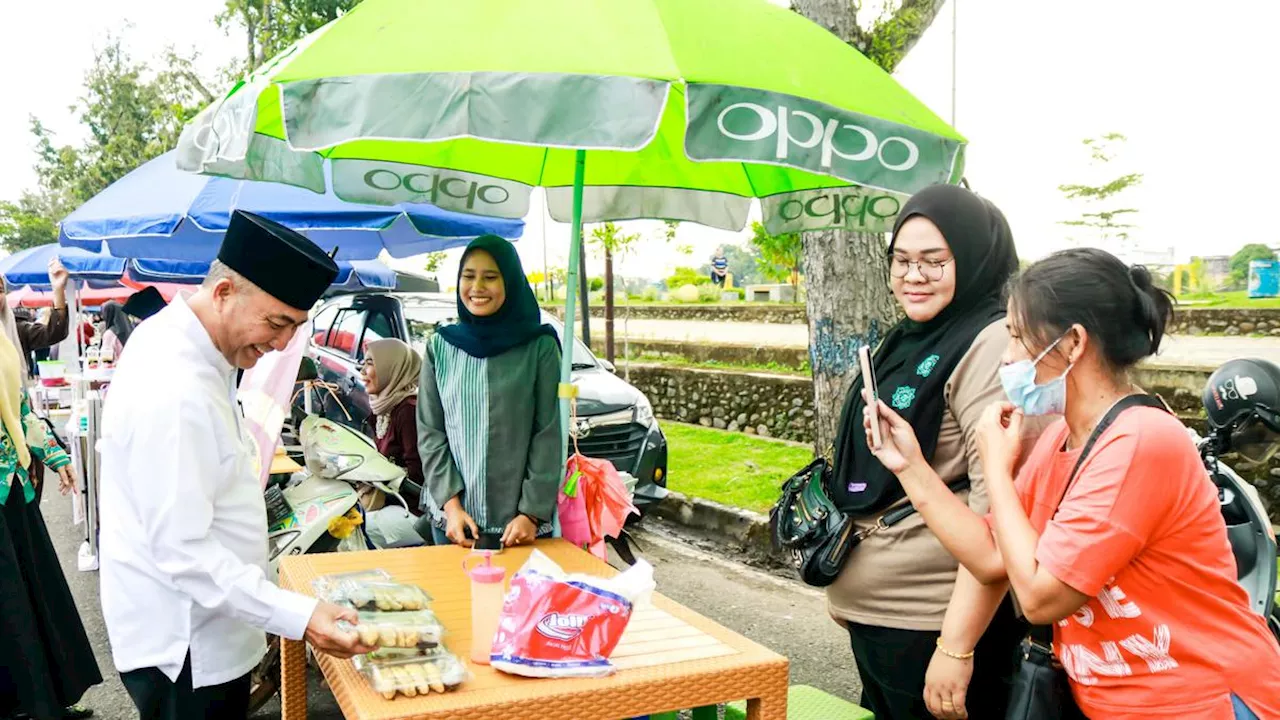 Diteriaki Pedagang, Pj Bupati Musi Banyuasin Beri Kejutan ke Penjual Takjil Ramadan di Depan Rumah Dinas