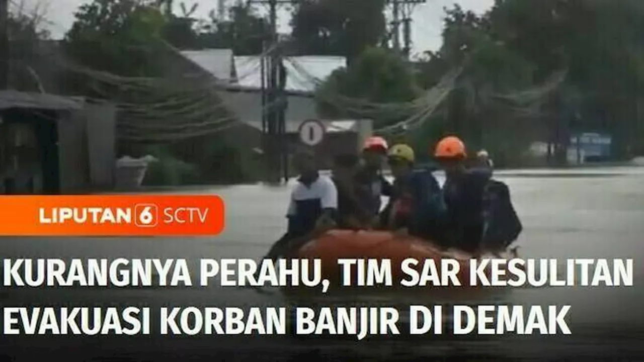 VIDEO: Kekurangan Perahu, Tim SAR Kesulitan Evakuasi Warga Terjebak Banjir di Demak