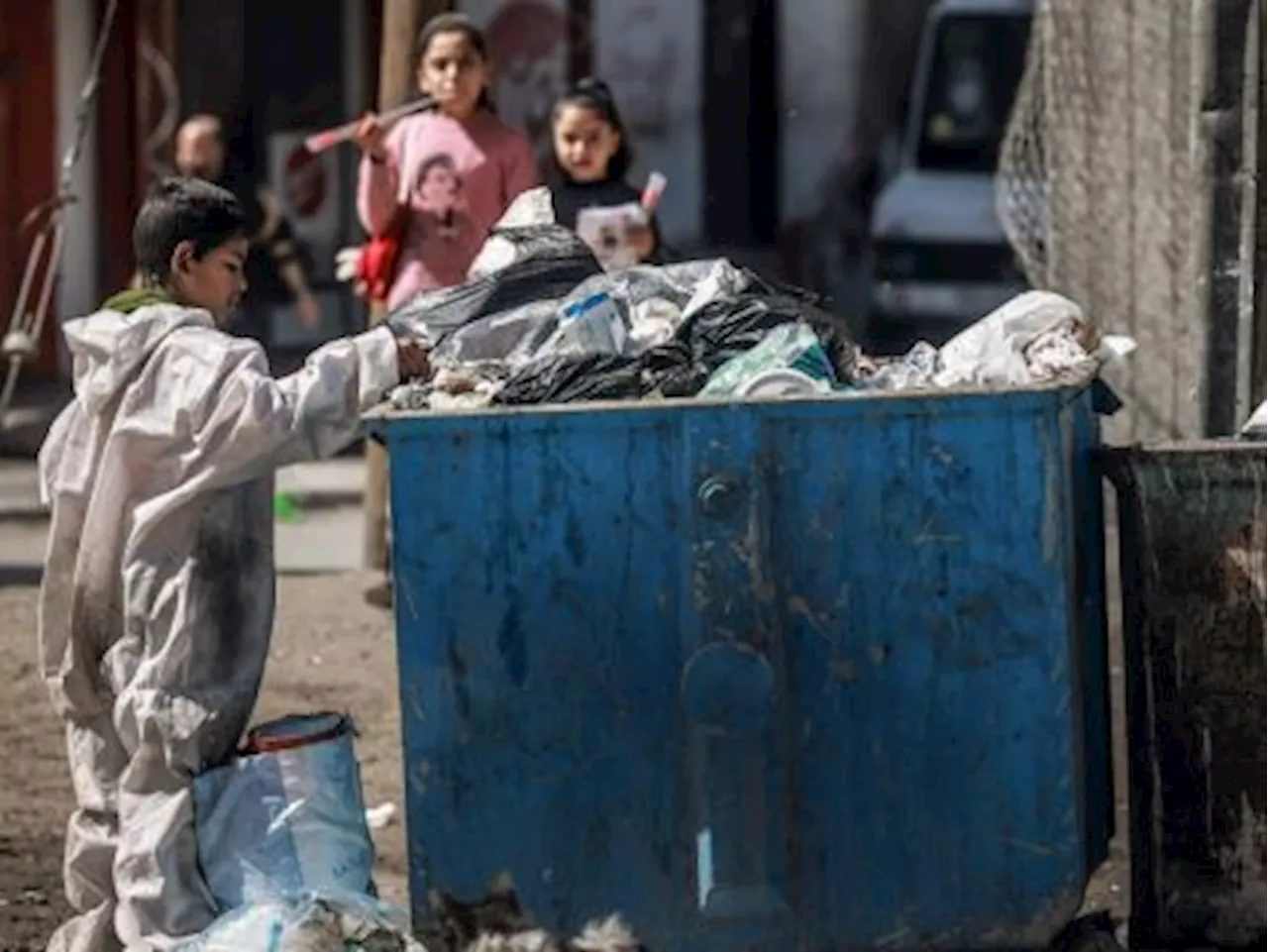 Pelepasan Bantuan Yordania di Atas Kota Gaza