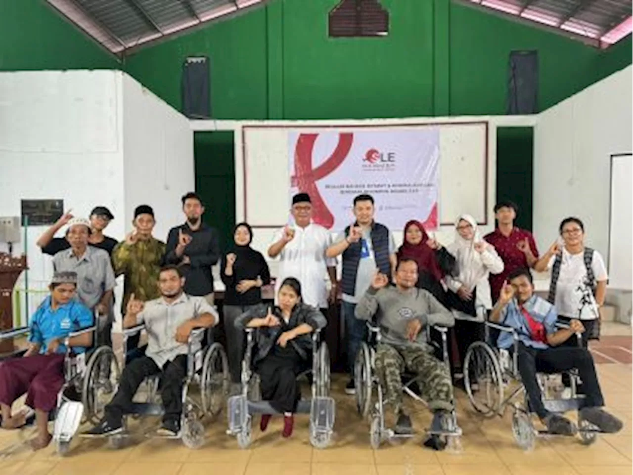 SLE Foundation Salurkan Bantuan untuk Disabilitas