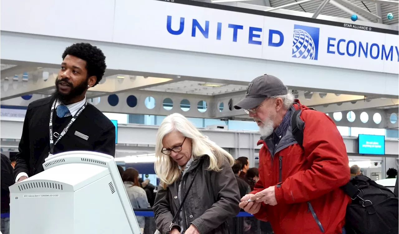 United starts letting friends and family pool frequent flyer miles