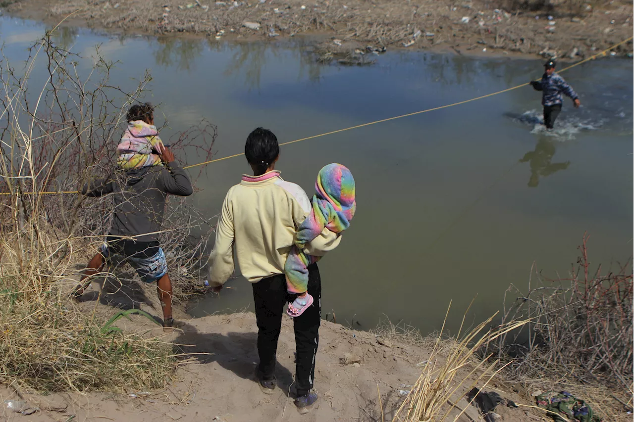 Migrants Breach Texas Barbed Wire Hours After National Guard Confrontation