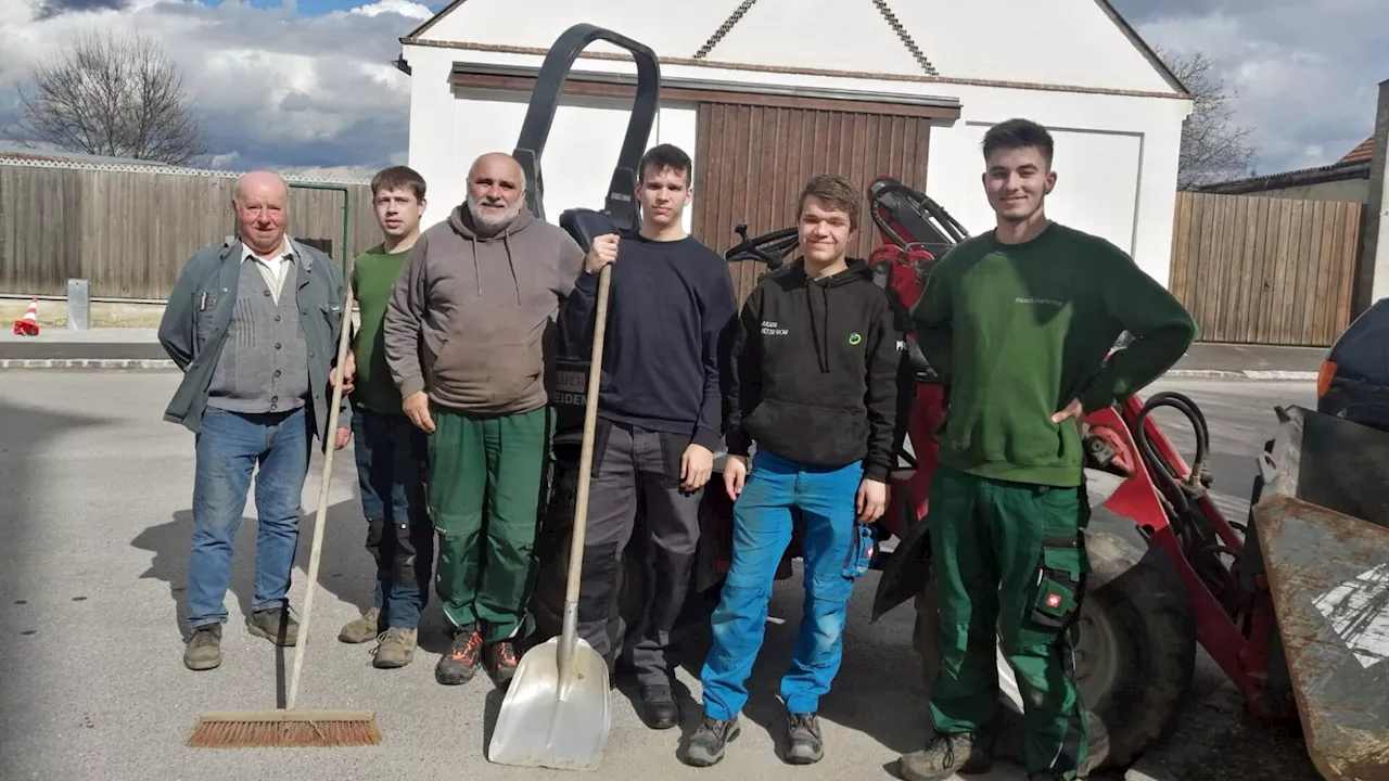 Auch die Jugend half beim Frühjahrsputz in Wetzelsdorf kräftig mit