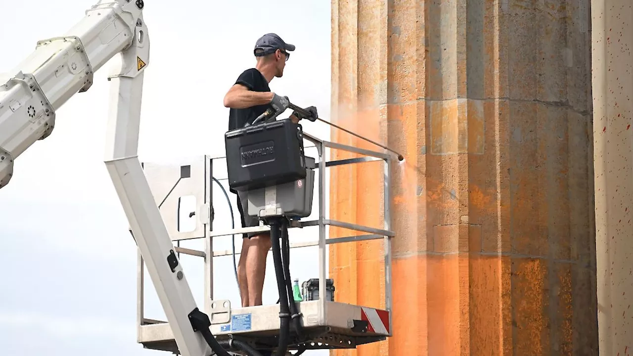 Berlin & Brandenburg: Farbattacke auf Brandenburger Tor: Prozess gegen Aktivisten