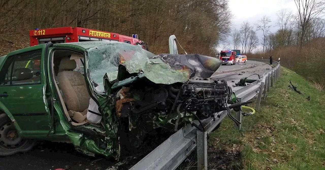 Auto brennt nach Kollision mit Lkw bei Willebadessen