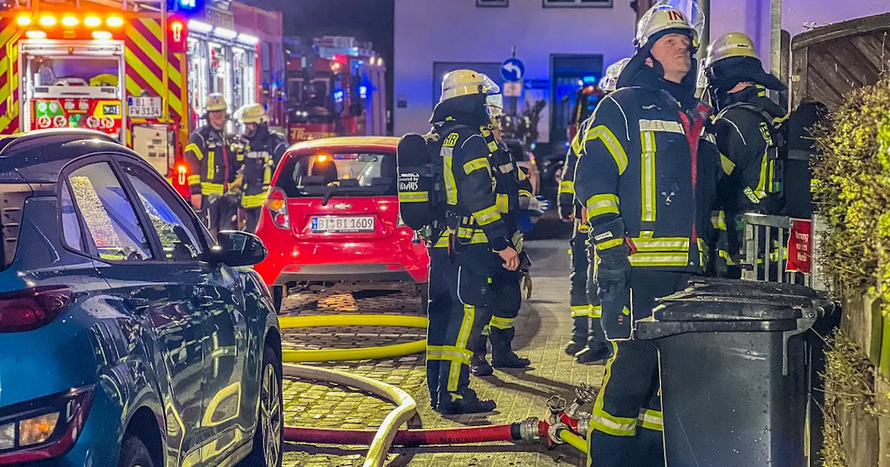 im Wohnhaus in der Bielefelder Innenstadt platzen die Scheiben