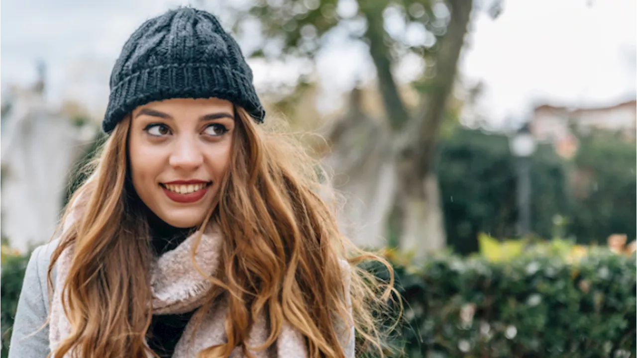 Capelli: come proteggerli dall’uso di caschi, cappelli e fasce?