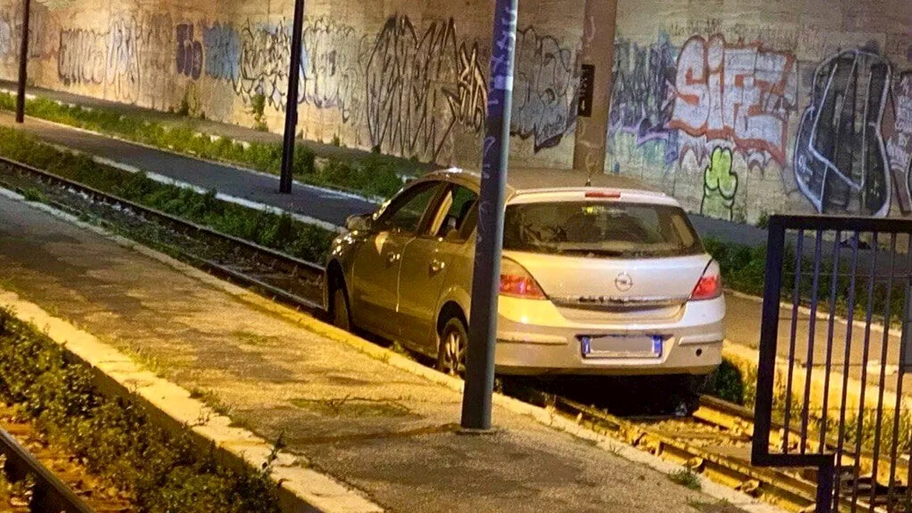 Ubriaco alla guida finisce con l'auto sui binari, interrotta 7 ore la Termini-Centocelle