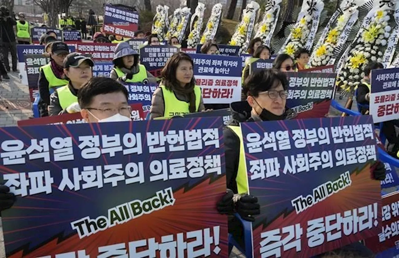 South Korea will suspend the licenses of striking junior doctors starting next week