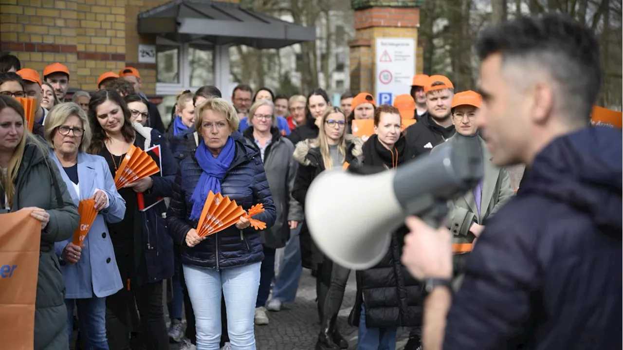 Krankenhaus für psychisch kranke Straftäter: Ärzte protestieren vor dem Berliner Maßregelvollzug