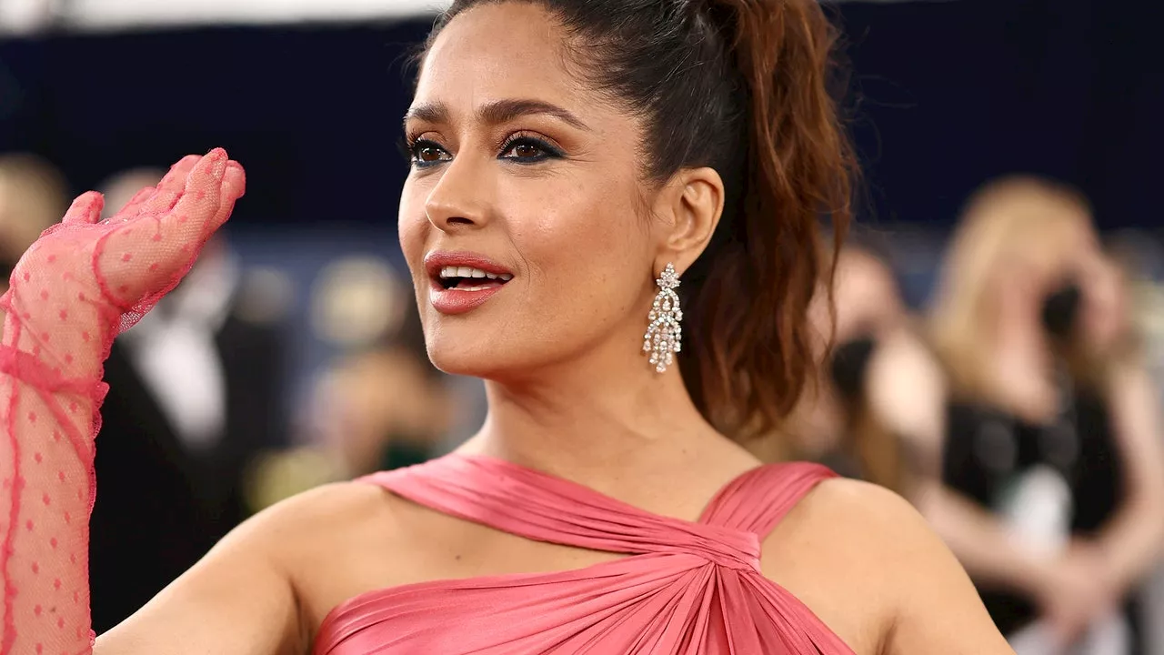 Salma Hayek luce un maxivestido y sandalias chunky de primavera en Yucatán