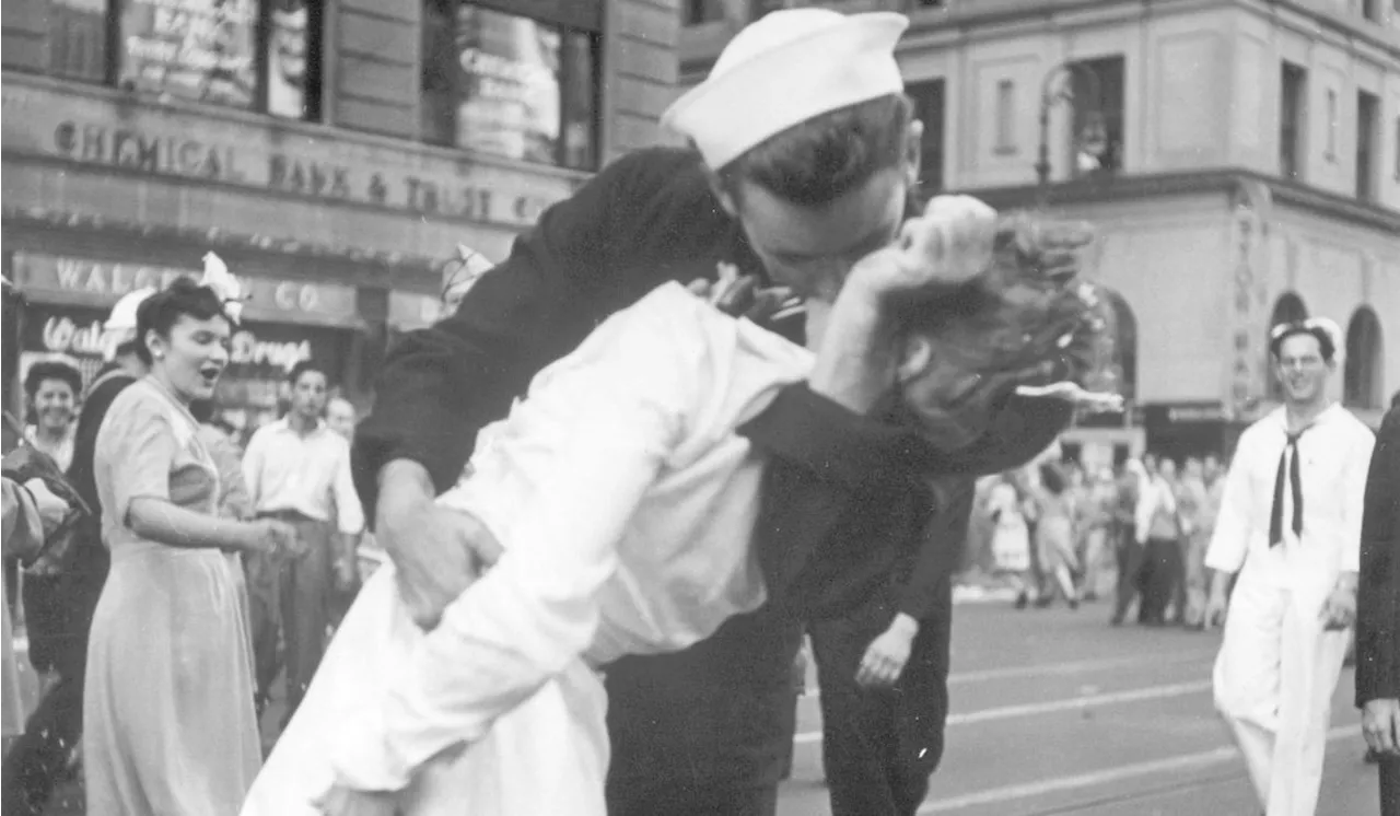 Kiss it hello: Veterans Affairs chief reverses ban on iconic WWII sailor-smooch photo