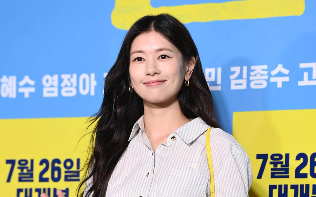 Potret Jung So Min Syuting 'Mom's Friend's Son' di Bandara Picu Kecurigaan