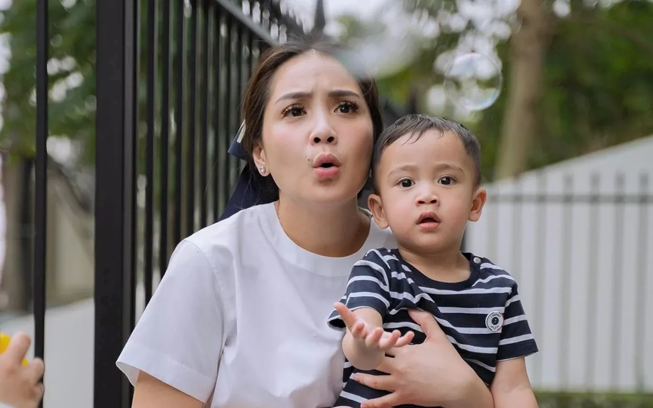 Rayyanza Putra Kedua Nagita Slavina Bikin Gemas Gelendotan Manja ke Rafathar