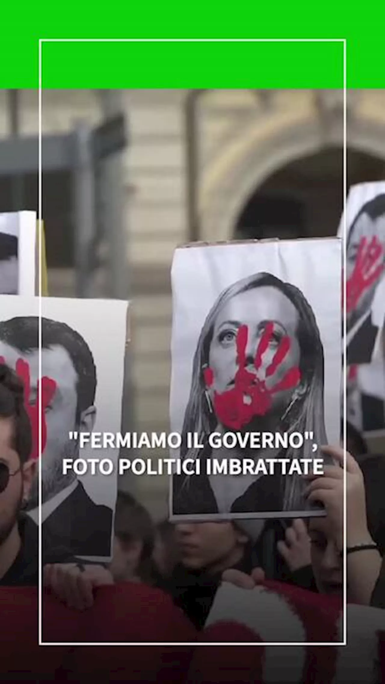 Corteo 'Fermiamo il governo' a Torino, foto dei politici imbrattate con vernice rossa