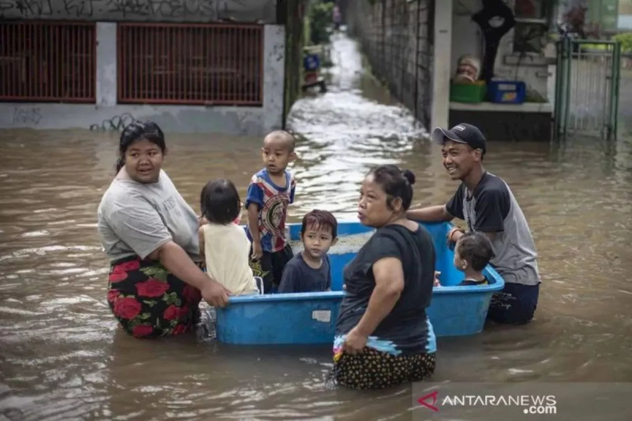 Jumat pagi, banjir terjadi di 11 ruas jalan Jakarta