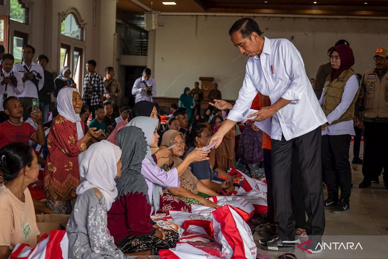 Presiden Jokowi kunjungi pengungsi banjir di Demak