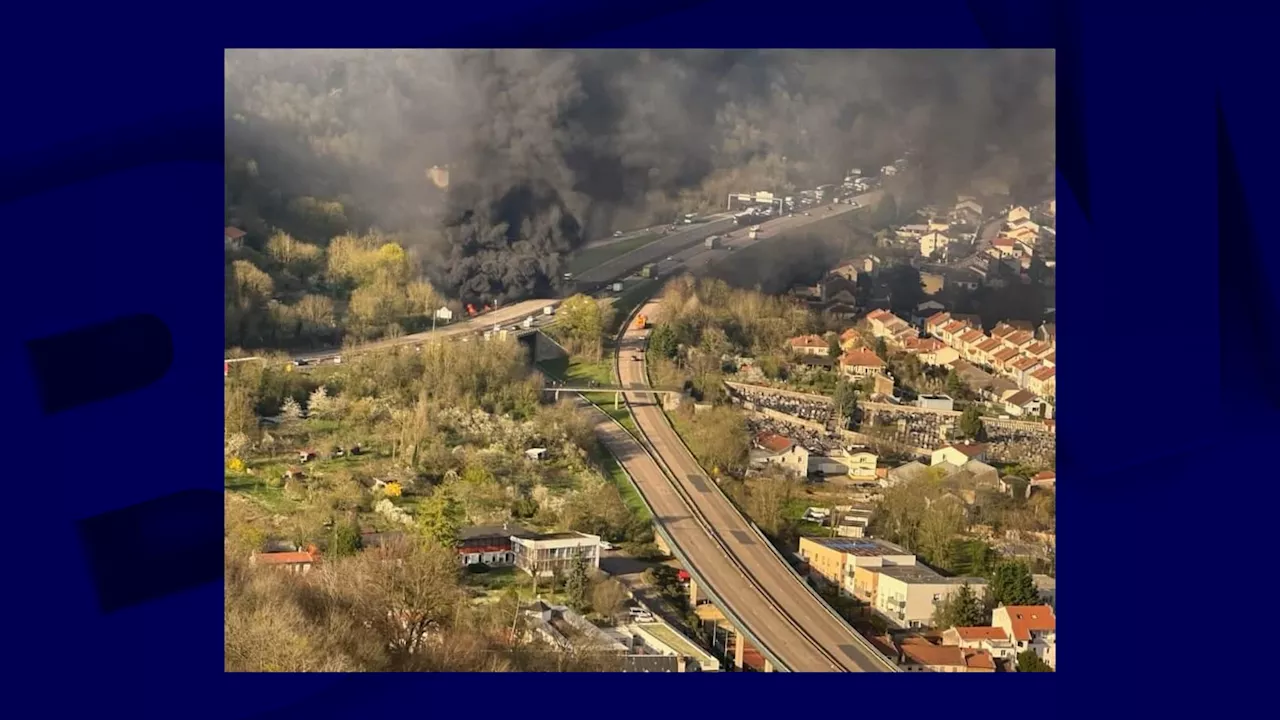 Meurthe-et-Moselle: un poids lourd prend feu sur l'autoroute A31, la circulation coupée