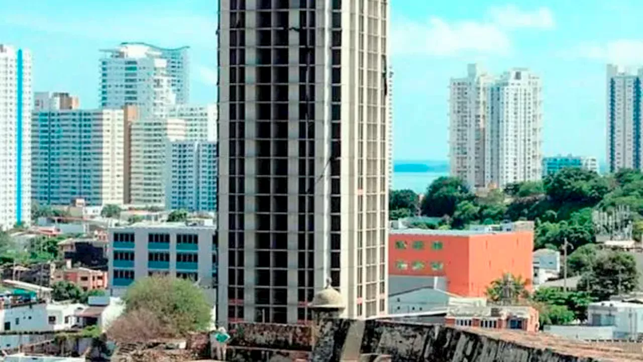 Comienza la demolición de un edificio ubicado frente a castillo en Cartagena de Indias