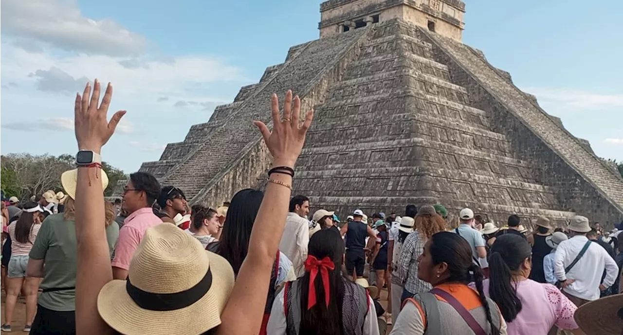 Miles de turistas reciben el equinoccio de primavera en Chichén Itzá