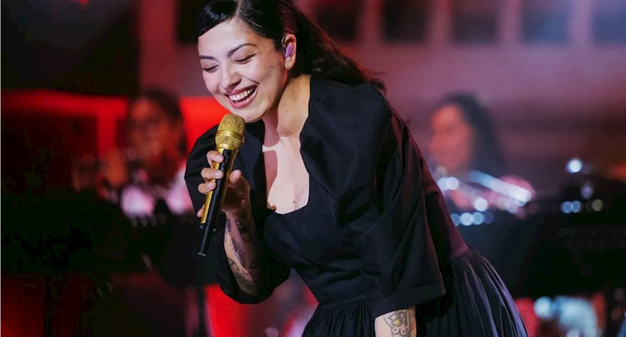 Mon Laferte arma fiesta femenina en el Palacio de los Deportes