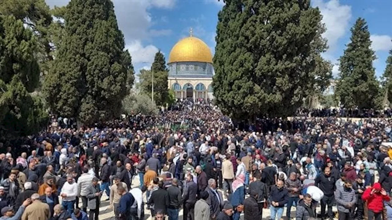 رغم قيود الاحتلال.. 120 ألف فلسطيني يؤدون صلاة الجمعة بالمسجد الأقصى |شاهد