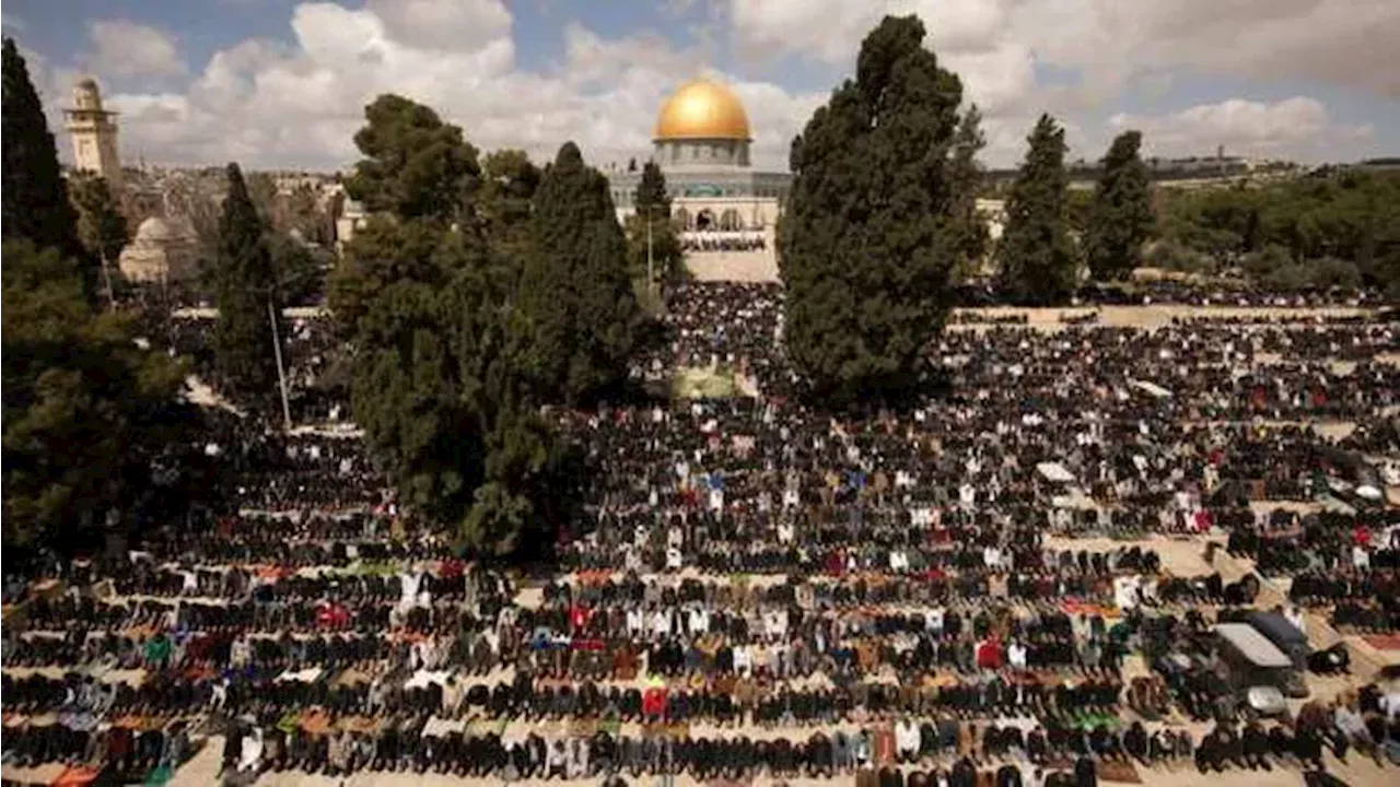 120 ألف فلسطيني في المسجد الأقصى أثناء صلاة الجمعة الثانية من رمضان