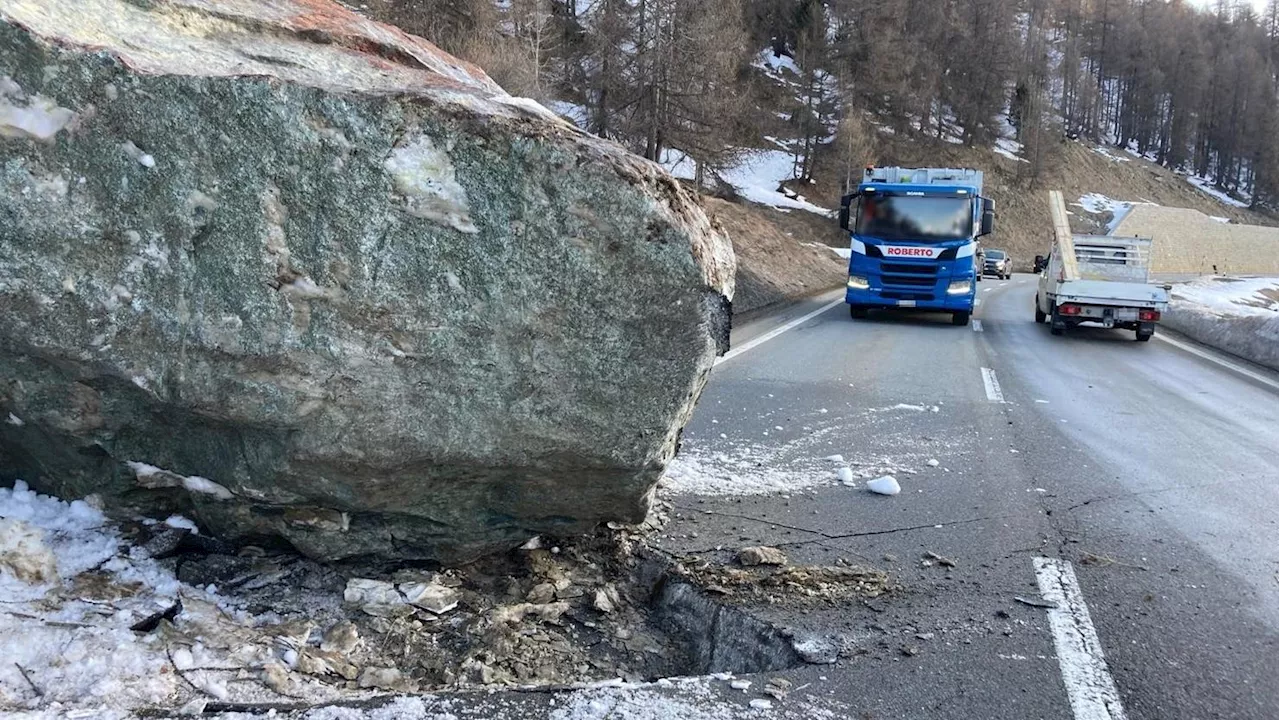 Felssturz im Engadin: Steinblöcke krachen auf Strasse