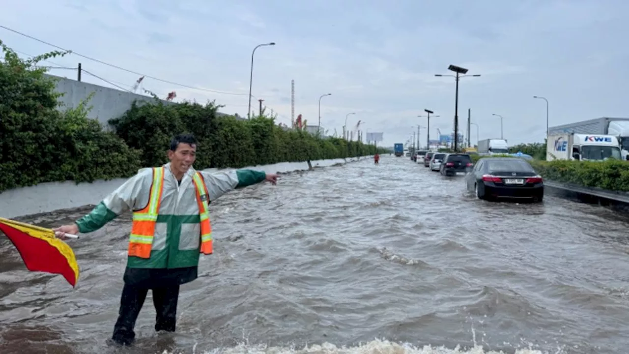 Banjir di Tol Menuju Bandara Soekarno Hatta, Macet Hingga Tiga Jam