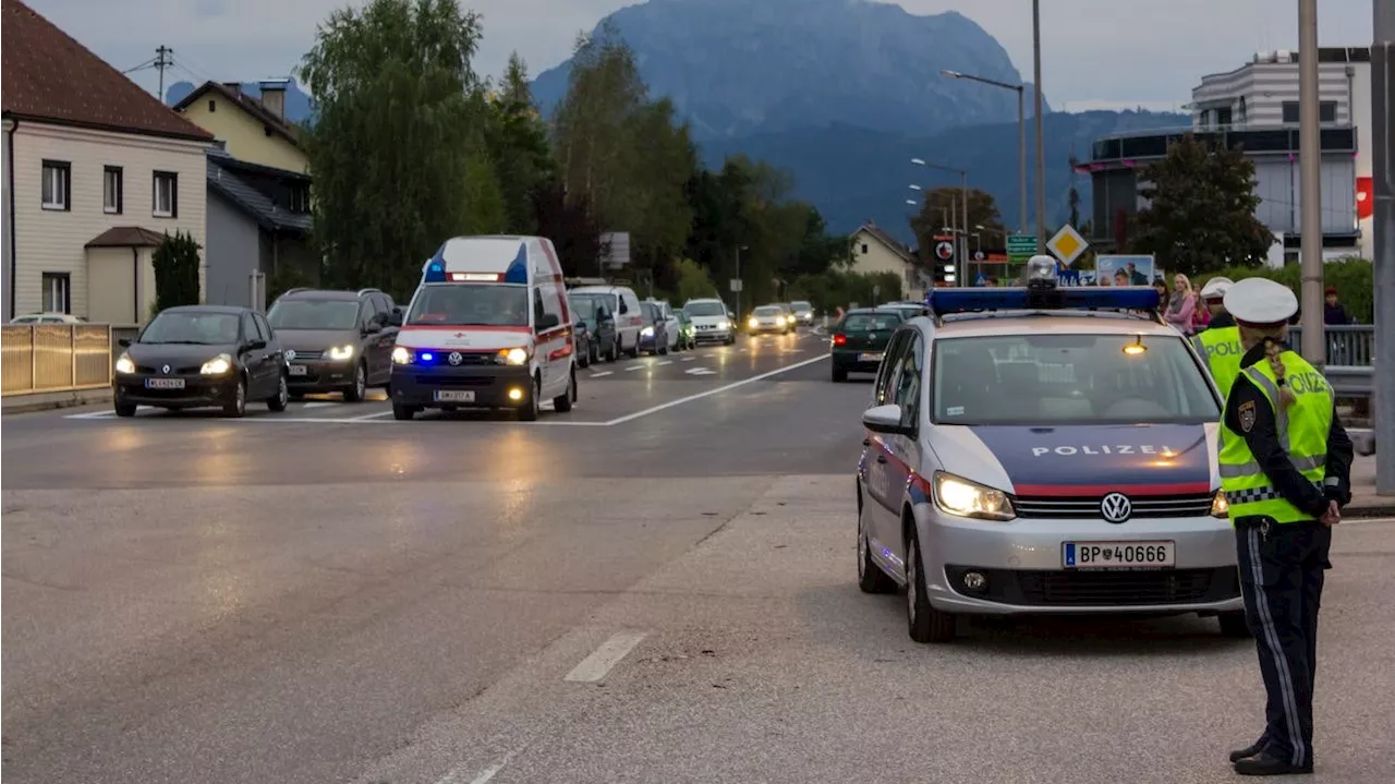 Crash an Kreuzung! Junge Autofahrerin liegt im Spital